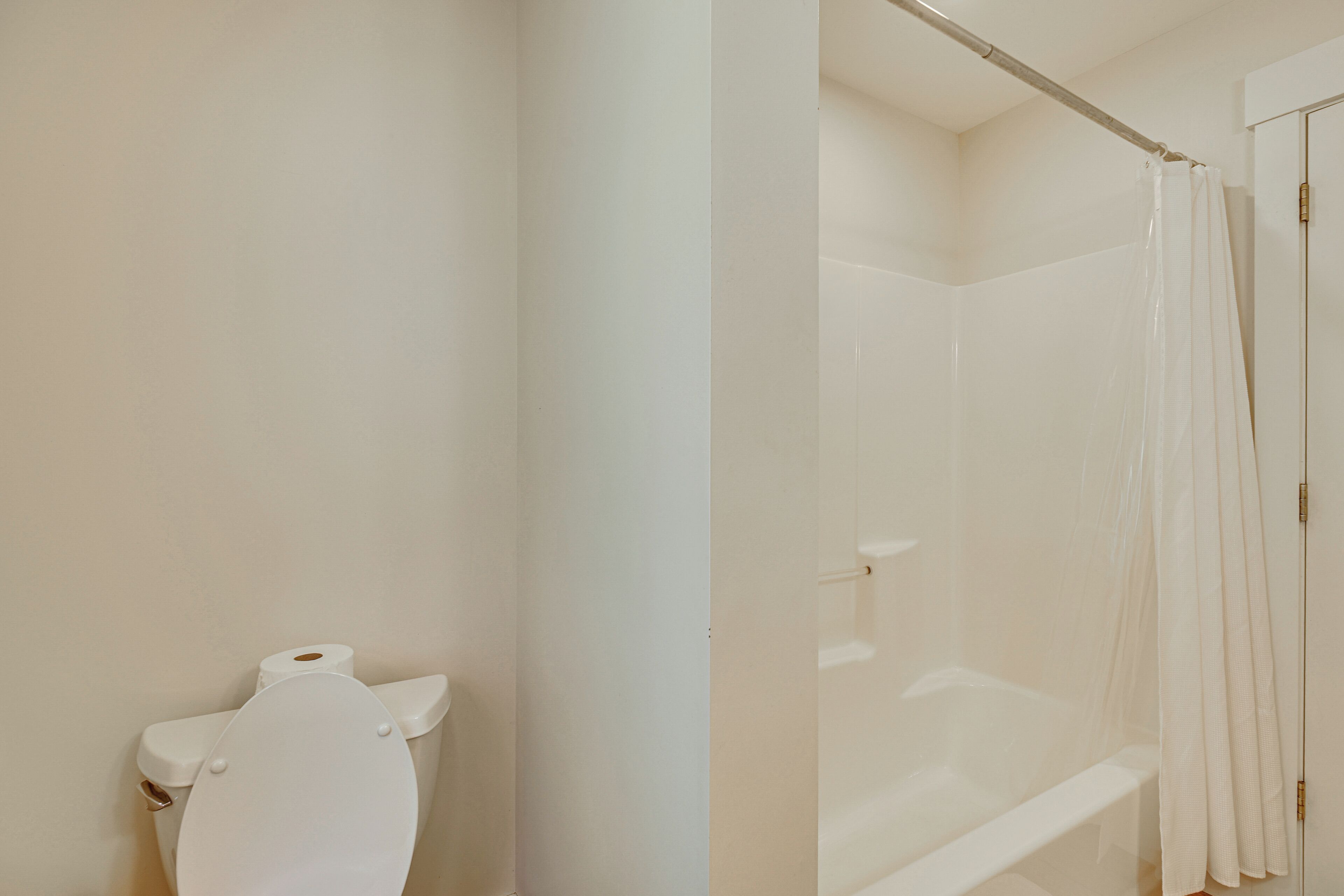 Ein Badezimmer mit Toilette, Dusche und Badewanne.