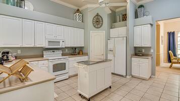 House (4 Bedrooms) | Interior