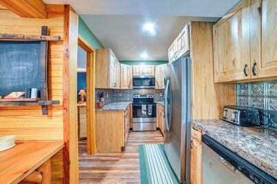 Private Lake & Dock: Log Cabin, 2 Mi to Clay!