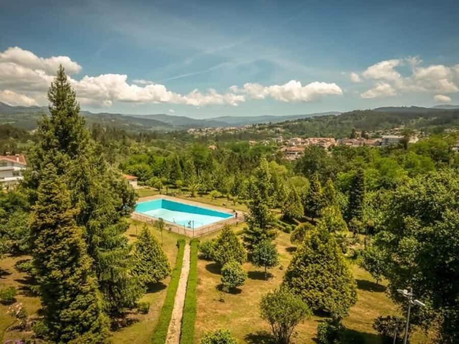 Una piscina al aire libre de temporada