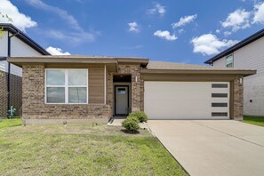 House (4 Bedrooms) | Interior - Fenced Yard: Quiet Family Home in Richmond (Richmond)