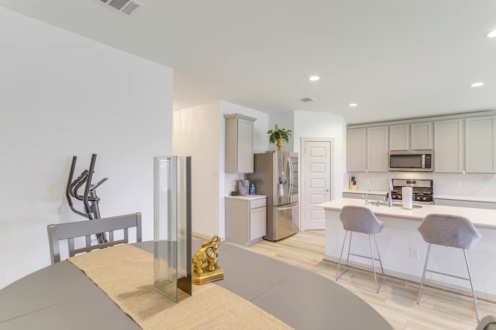 Fenced Yard: Quiet Family Home in Richmond