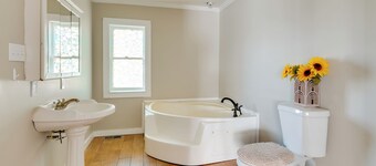 Charming & Convenient Home in Butler