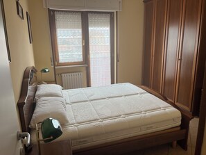 Iron/ironing board, internet, bed sheets