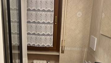 Doccia, asciugacapelli, bidet, asciugamani