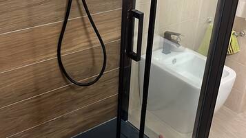 Doccia, asciugacapelli, bidet, asciugamani