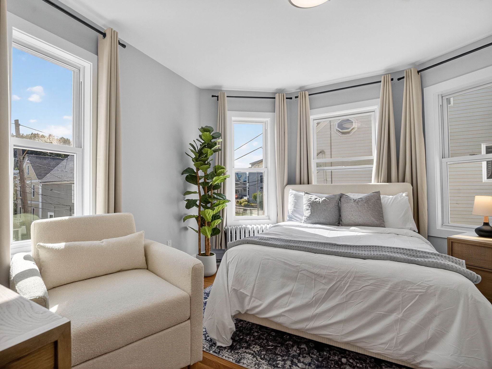 8 bedrooms, desk, iron/ironing board, travel crib