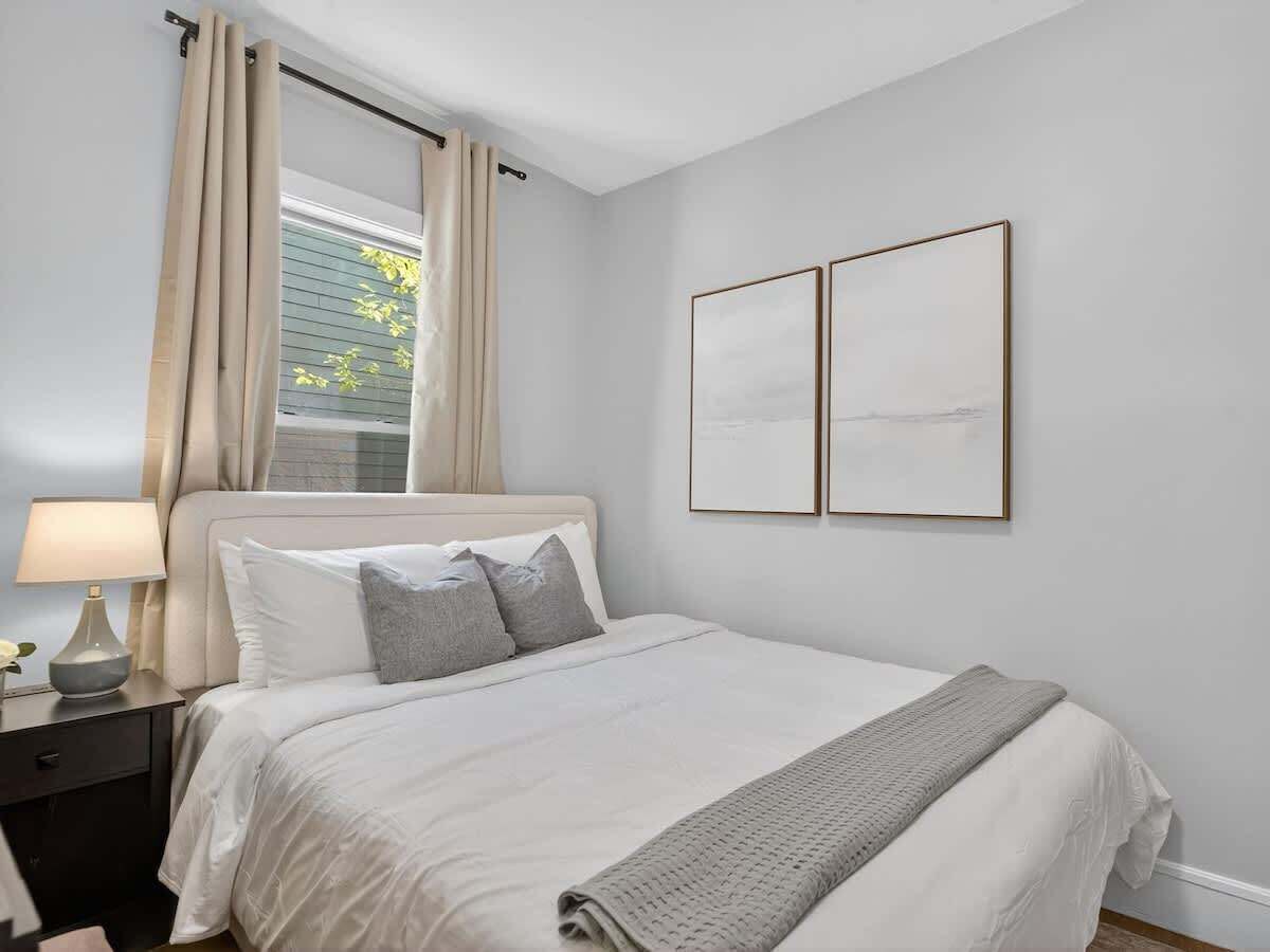 8 bedrooms, desk, iron/ironing board, travel crib