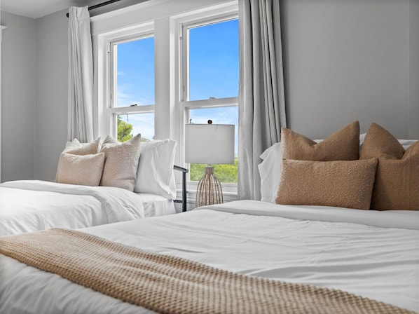 7 bedrooms, desk, iron/ironing board, travel cot