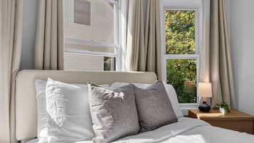 8 habitaciones, escritorio y tabla de planchar con plancha