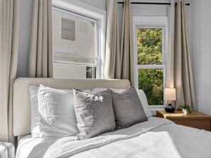 8 habitaciones, escritorio y tabla de planchar con plancha