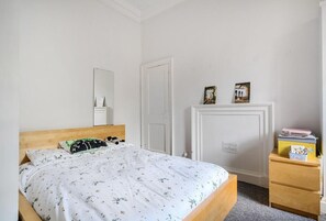 1 chambre, fer et planche à repasser, Wi-Fi, draps fournis