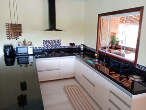 Kylskåp, mikrovågsugn, ugn och spishäll