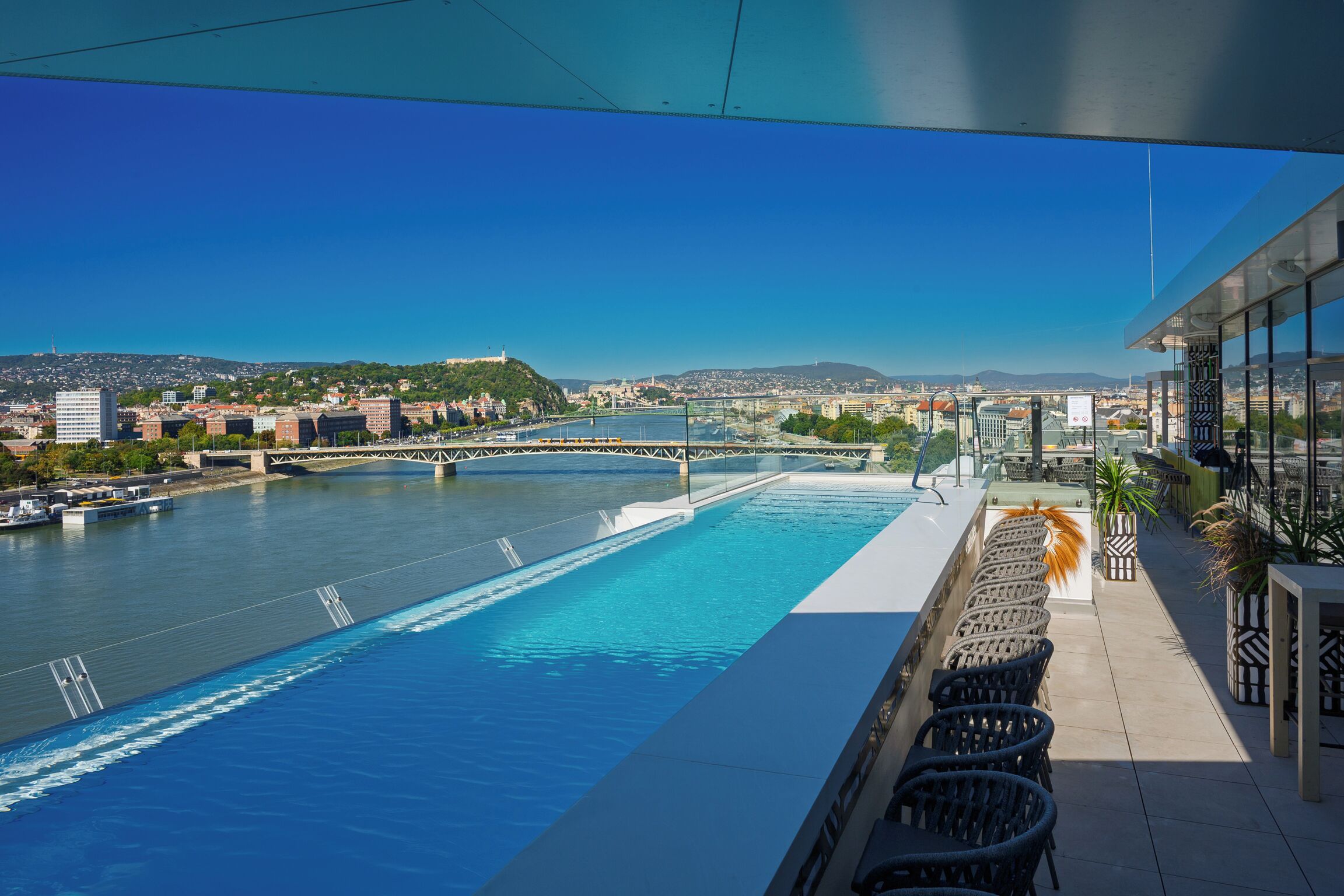 Una piscina al aire libre de temporada