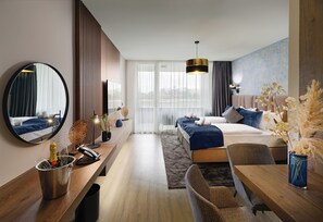 Quarto casal luxo | Cofres nos quartos, escrivaninha, espaço de trabalho para notebook