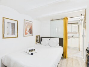 Iron/ironing board, Internet, bed sheets