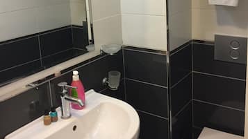 Pancuran mandi, pengering rambut, tuala disediakan, sabun