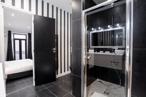 3 bedrooms, iron/ironing board, internet, bed sheets