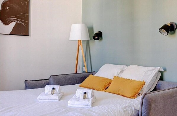 Iron/ironing board, Internet, bed sheets