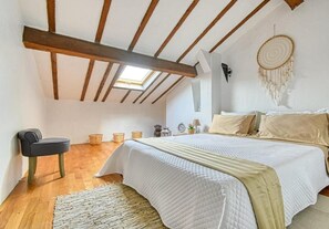 3 bedrooms, iron/ironing board, Internet, bed sheets