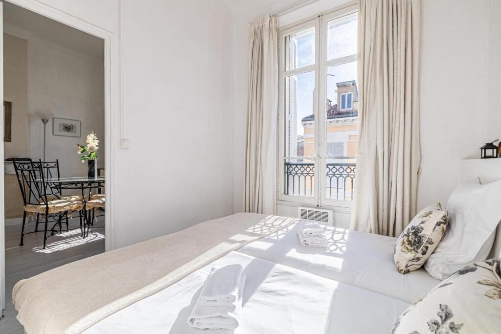 2 bedrooms, internet, bed sheets