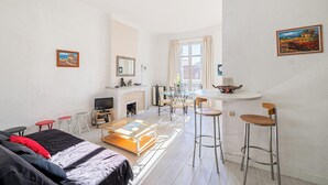 Ein modernes Wohnzimmer mit Sofa, Couchtisch und Kamin.