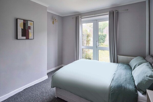 4 habitaciones, tabla de planchar con plancha y ropa de cama 