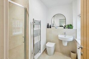 Douche, sèche-cheveux, serviettes fournies