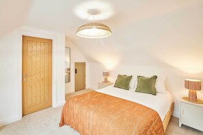 4 chambres, bureau, fer et planche à repasser, lit parapluie