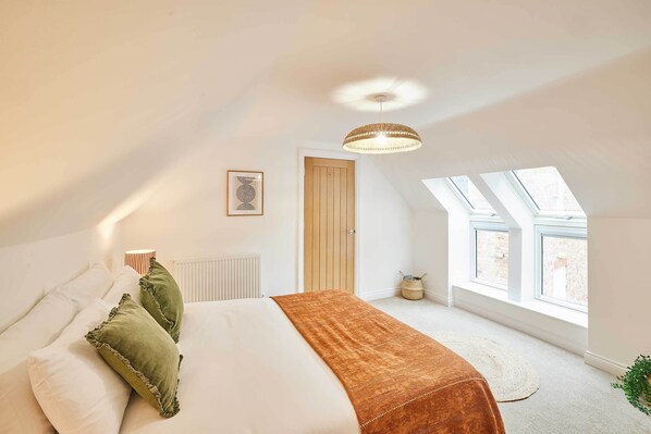 4 bedrooms, desk, iron/ironing board, travel crib