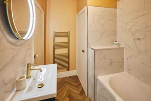 Suihku, hiustenkuivaaja, pyyhkeet