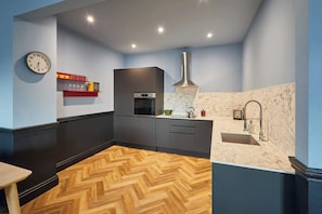 Kühlschrank, Ofen, Herdplatte, Geschirrspüler