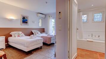 4 bedrooms, iron/ironing board, internet, bed sheets