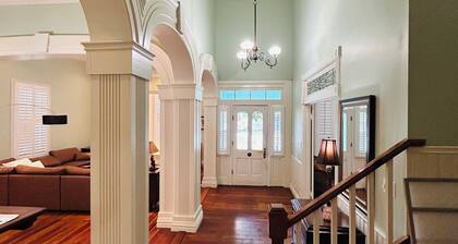 Stunning Victorian 1865 home walking distance to downtown.