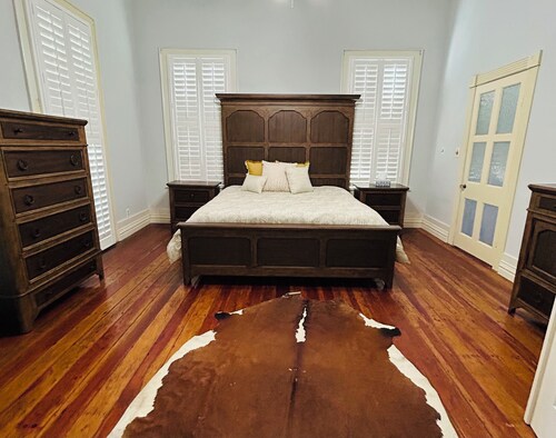 Stunning Victorian 1865 home walking distance to downtown.