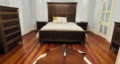 Stunning Victorian 1865 home walking distance to downtown.