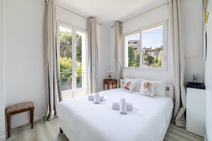 5 bedrooms, iron/ironing board, internet, bed sheets