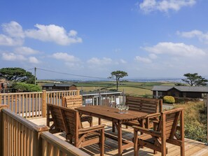 Outdoor dining - Hougoumont Cottage (Torpoint)