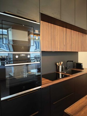 Microondas, horno, placa de cocina, lavavajillas