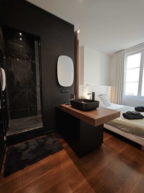 1 bedroom, iron/ironing board, internet, bed sheets - The French Touch Duo, King Size Bed (Paris)