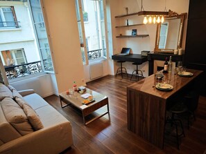 Living area - The French Touch Duo, King Size Bed (Paris)