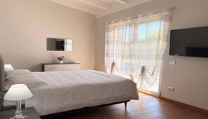 3 camere, una scrivania, ferro/asse da stiro, culla da viaggio