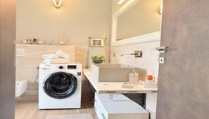 Asciugacapelli, bidet, asciugamani, sapone