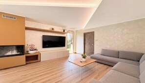 Smart TV - Fabulous 3-bedroom apartment with AC in charming Colico (Colico)