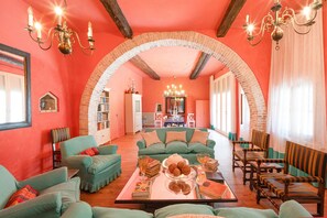 Televisie en een open haard