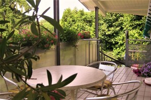 Outdoor dining - Holiday Apartment '2, 55 sqm' with Mountain View, Wi-Fi and Air Conditioning (Freiburg im Breisgau)
