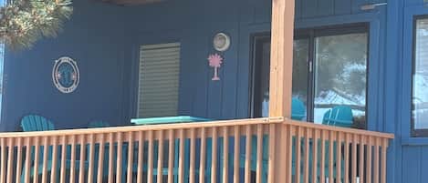 Un bâtiment à deux étages, doté d’un balcon, d’un logo sur le mur et d’une fenêtre.