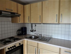 Fridge, oven, stovetop, coffee/tea maker