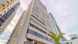 Un immeuble de grande hauteur doté de nombreux balcons et présentant un design architectural moderne.