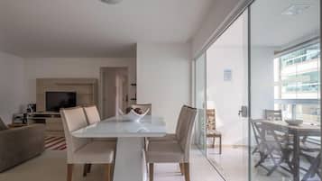 Basic Apartment | Dining
